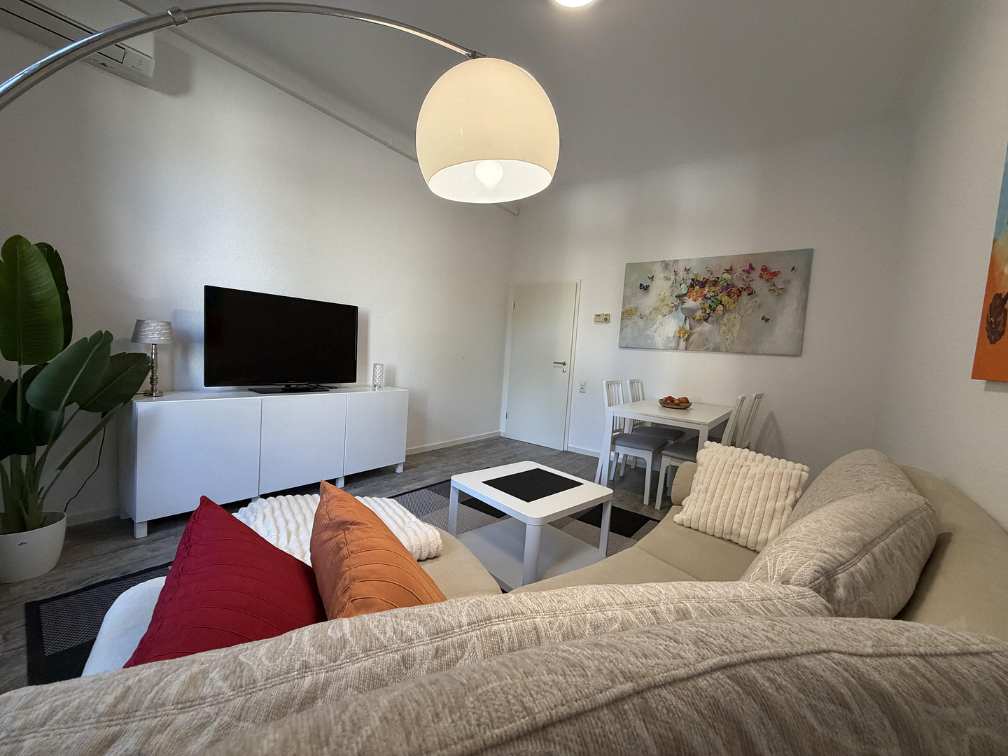 klimatisiert, löffelfertig vollständig möbliert und renoviert, 2 Zi, KDB und Balkon – Röhrenstraße 1, 40472 Düsseldorf(Rath) – Vorschaubild 7