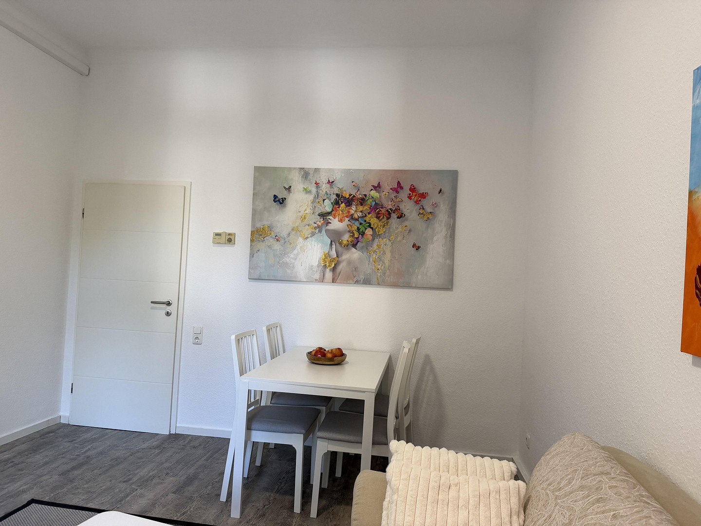 klimatisiert, löffelfertig vollständig möbliert und renoviert, 2 Zi, KDB und Balkon – Röhrenstraße 1, 40472 Düsseldorf(Rath) – Vorschaubild 8