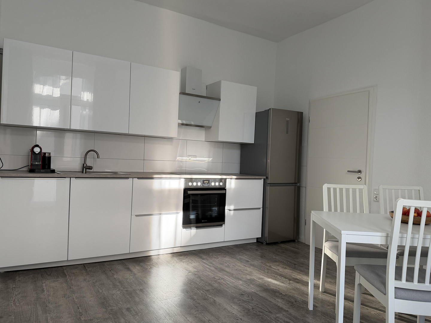 klimatisiert, löffelfertig vollständig möbliert und renoviert, 2 Zi, KDB und Balkon – Röhrenstraße 1, 40472 Düsseldorf(Rath) – Vorschaubild 12