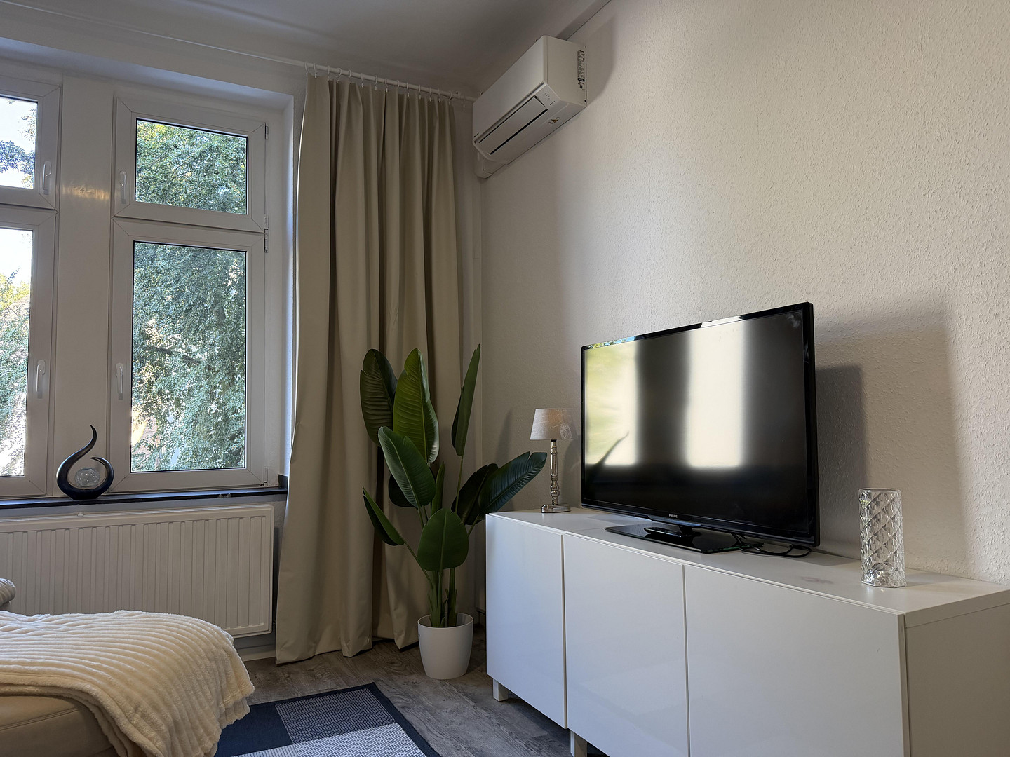 klimatisiert, löffelfertig vollständig möbliert und renoviert, 2 Zi, KDB und Balkon – Röhrenstraße 1, 40472 Düsseldorf(Rath) – Vorschaubild 11