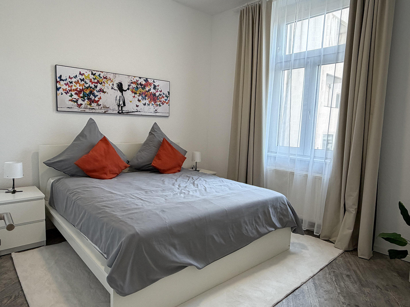 klimatisiert, löffelfertig vollständig möbliert und renoviert, 2 Zi, KDB und Balkon – Röhrenstraße 1, 40472 Düsseldorf(Rath) – Vorschaubild 2