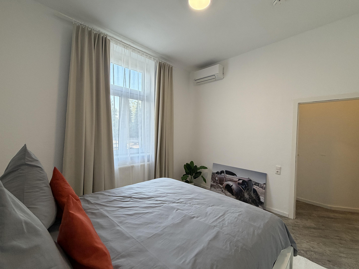 klimatisiert, löffelfertig vollständig möbliert und renoviert, 2 Zi, KDB und Balkon – Röhrenstraße 1, 40472 Düsseldorf(Rath) – Vorschaubild 18