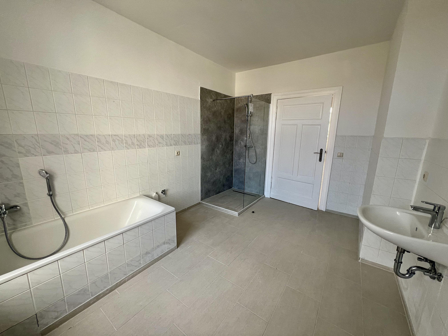3-Zimmer-Whg, frisch modernisiert, Dusch-Wannenbad, Gäste WC, große Küche – Magdeburg(Stadtfeld) – Vorschaubild 6