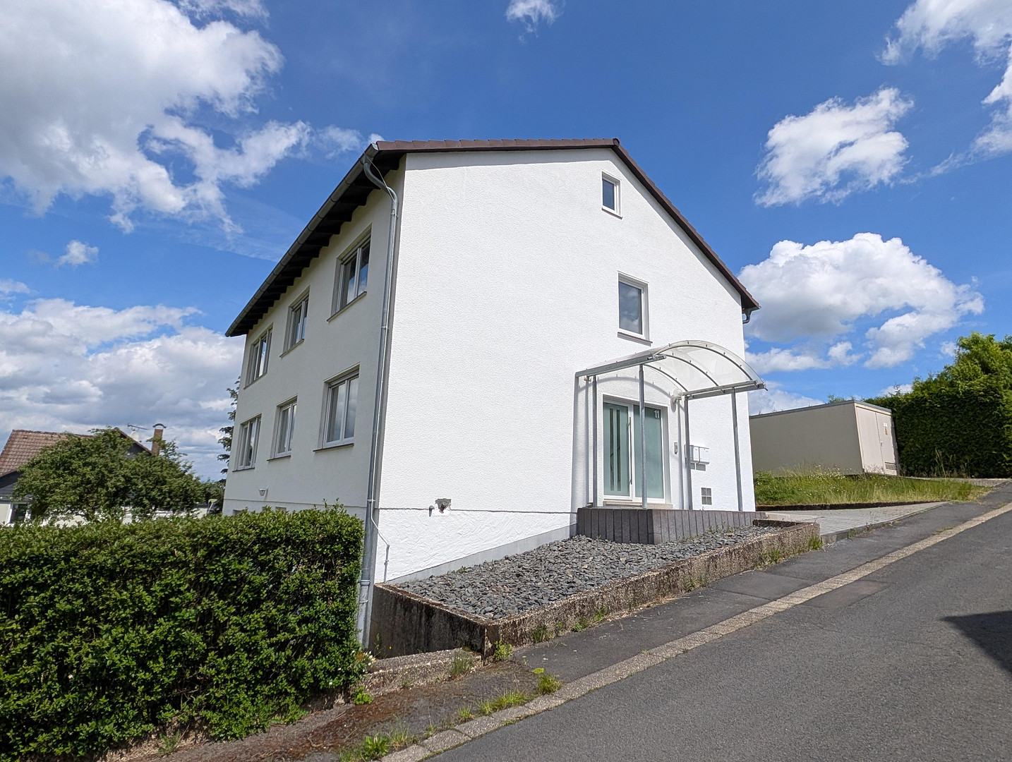 Großzügiges, freistehendes Zweifamilien-Haus - Gepflegt – Jesberg – Vorschaubild 2