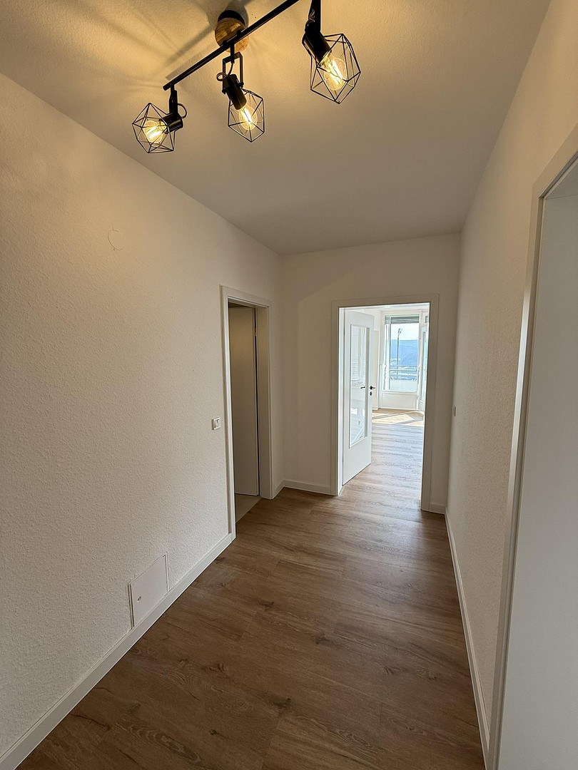 Sanierte 2,5 ZKB-Wohnung, Balkon, Aufzug & Garage im Herzen von Siegen! – Friedrich-Erbert Straße 28, 57072 Siegen – Vorschaubild 4