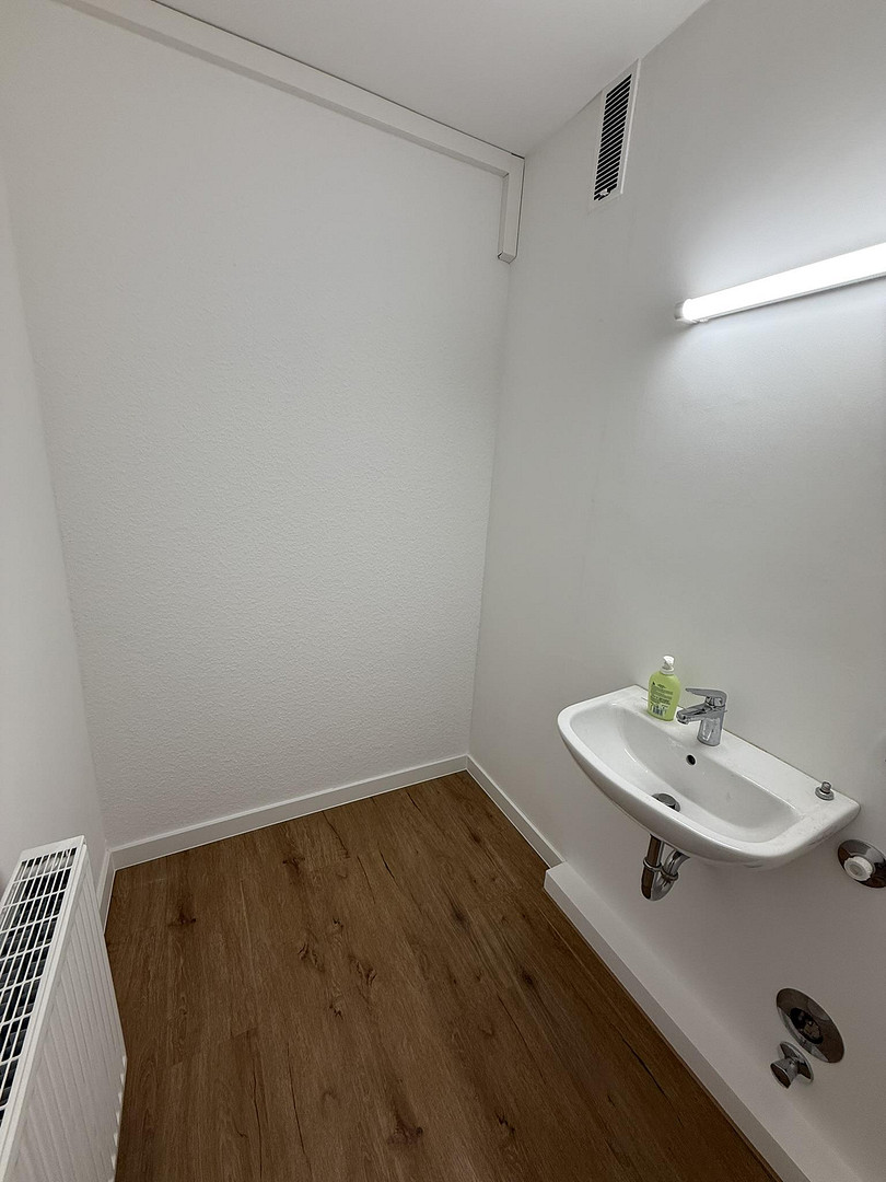 Sanierte 2,5 ZKB-Wohnung, Balkon, Aufzug & Garage im Herzen von Siegen! – Friedrich-Erbert Straße 28, 57072 Siegen – Vorschaubild 5