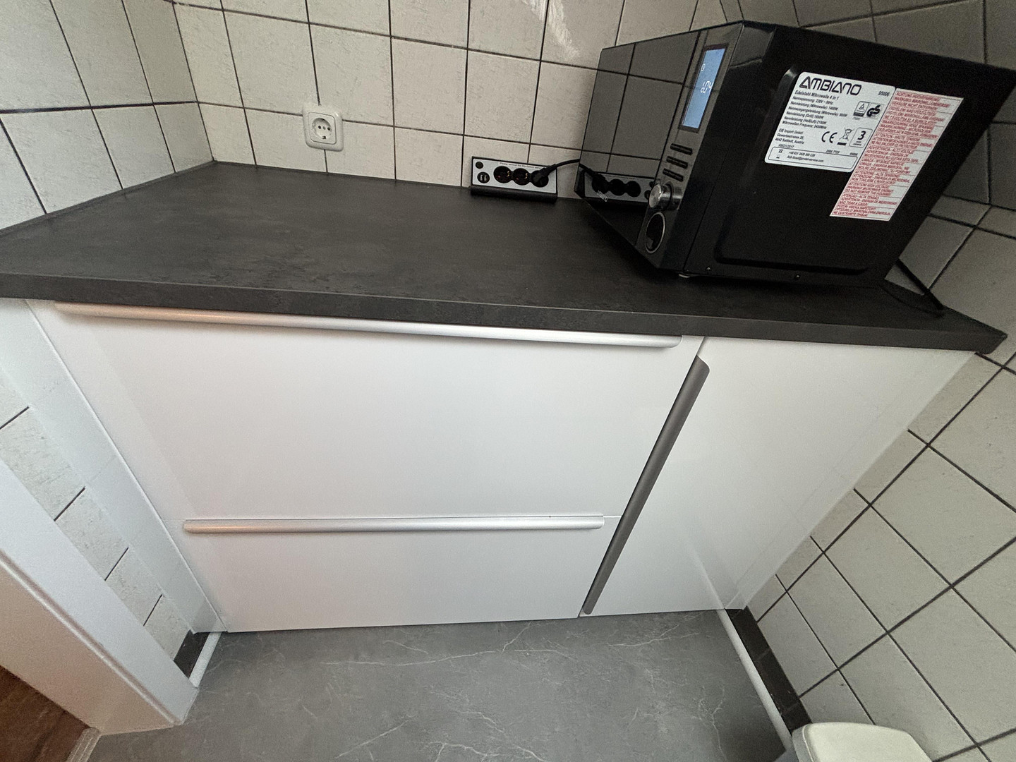 Dachgeschosswohnung löffelfertig 1ZiKüDB mit Einbauküche, voll möbliert – Mühlenbroicher Weg 143, 40472 Düsseldorf(Rath) – Vorschaubild 9