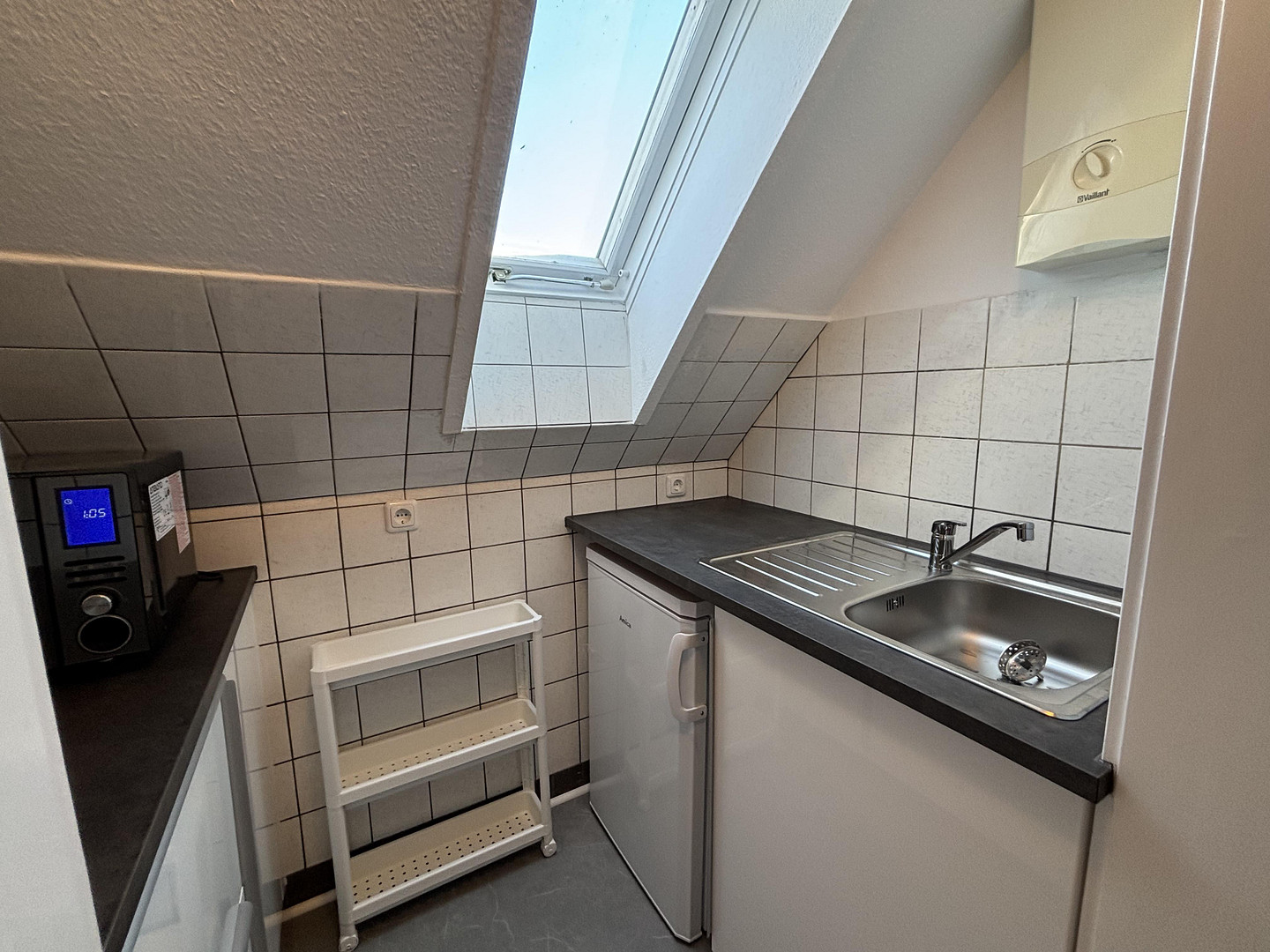 Dachgeschosswohnung löffelfertig 1ZiKüDB mit Einbauküche, voll möbliert – Mühlenbroicher Weg 143, 40472 Düsseldorf(Rath) – Vorschaubild 11