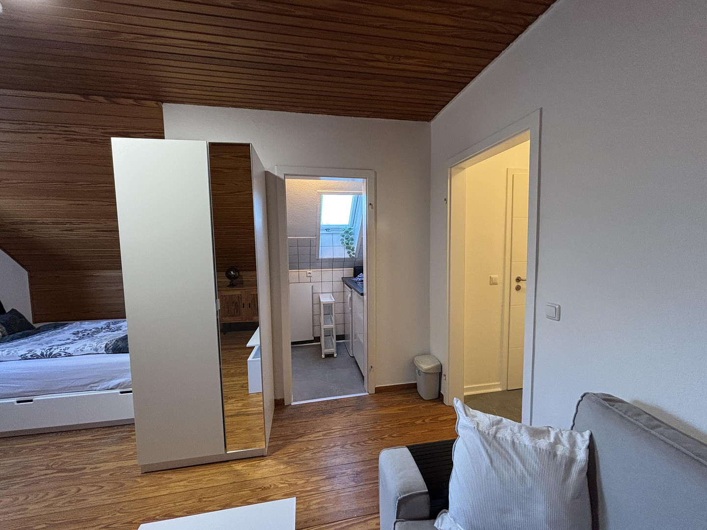 Dachgeschosswohnung löffelfertig 1ZiKüDB mit Einbauküche, voll möbliert – Mühlenbroicher Weg 143, 40472 Düsseldorf(Rath) – Vorschaubild 5