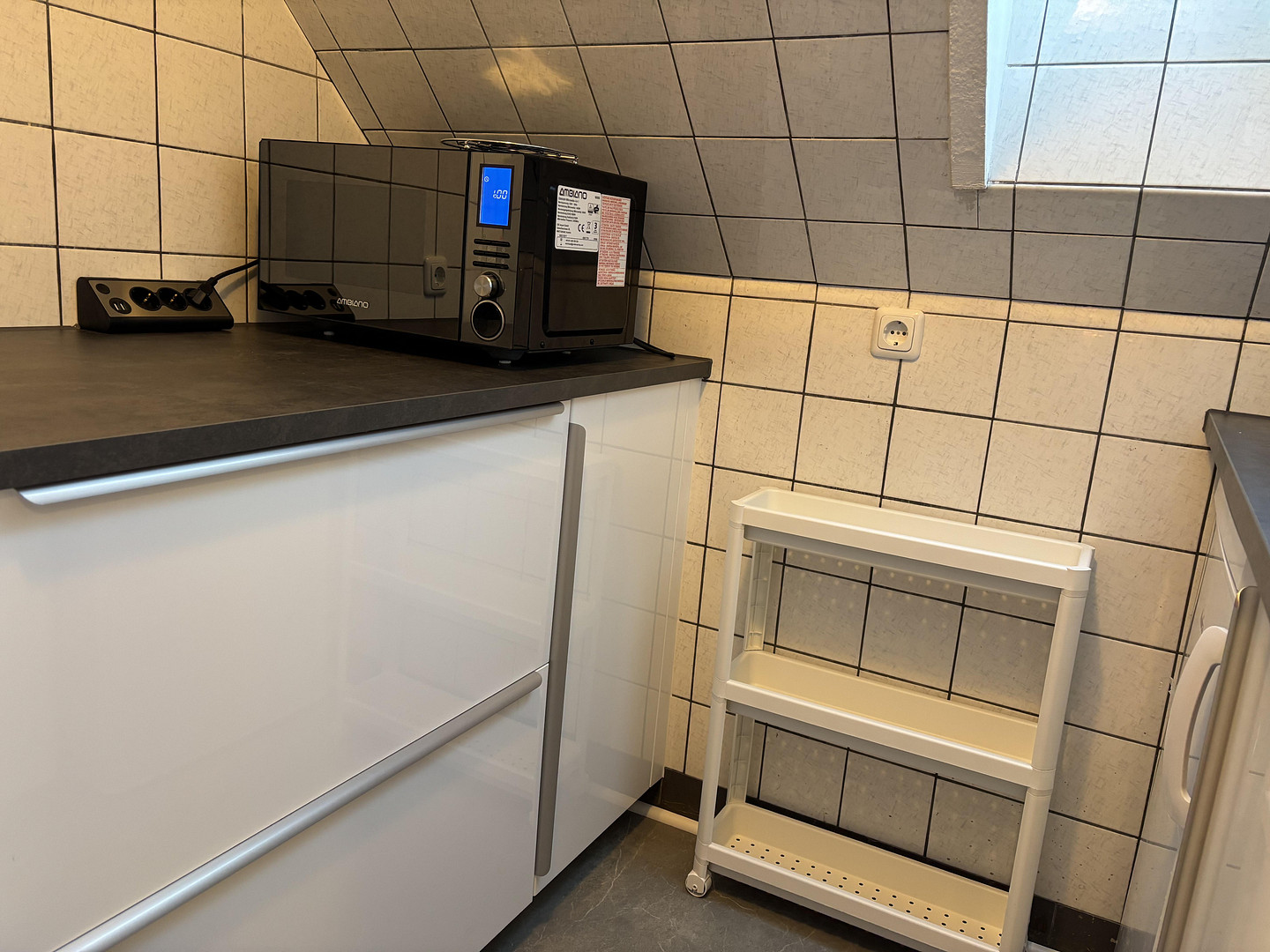 Dachgeschosswohnung löffelfertig 1ZiKüDB mit Einbauküche, voll möbliert – Mühlenbroicher Weg 143, 40472 Düsseldorf(Rath) – Vorschaubild 10