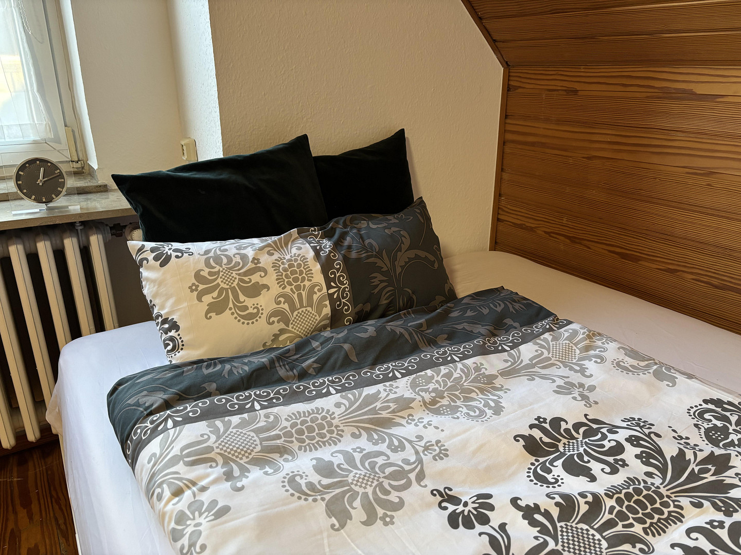 Dachgeschosswohnung löffelfertig 1ZiKüDB mit Einbauküche, voll möbliert – Mühlenbroicher Weg 143, 40472 Düsseldorf(Rath) – Vorschaubild 3