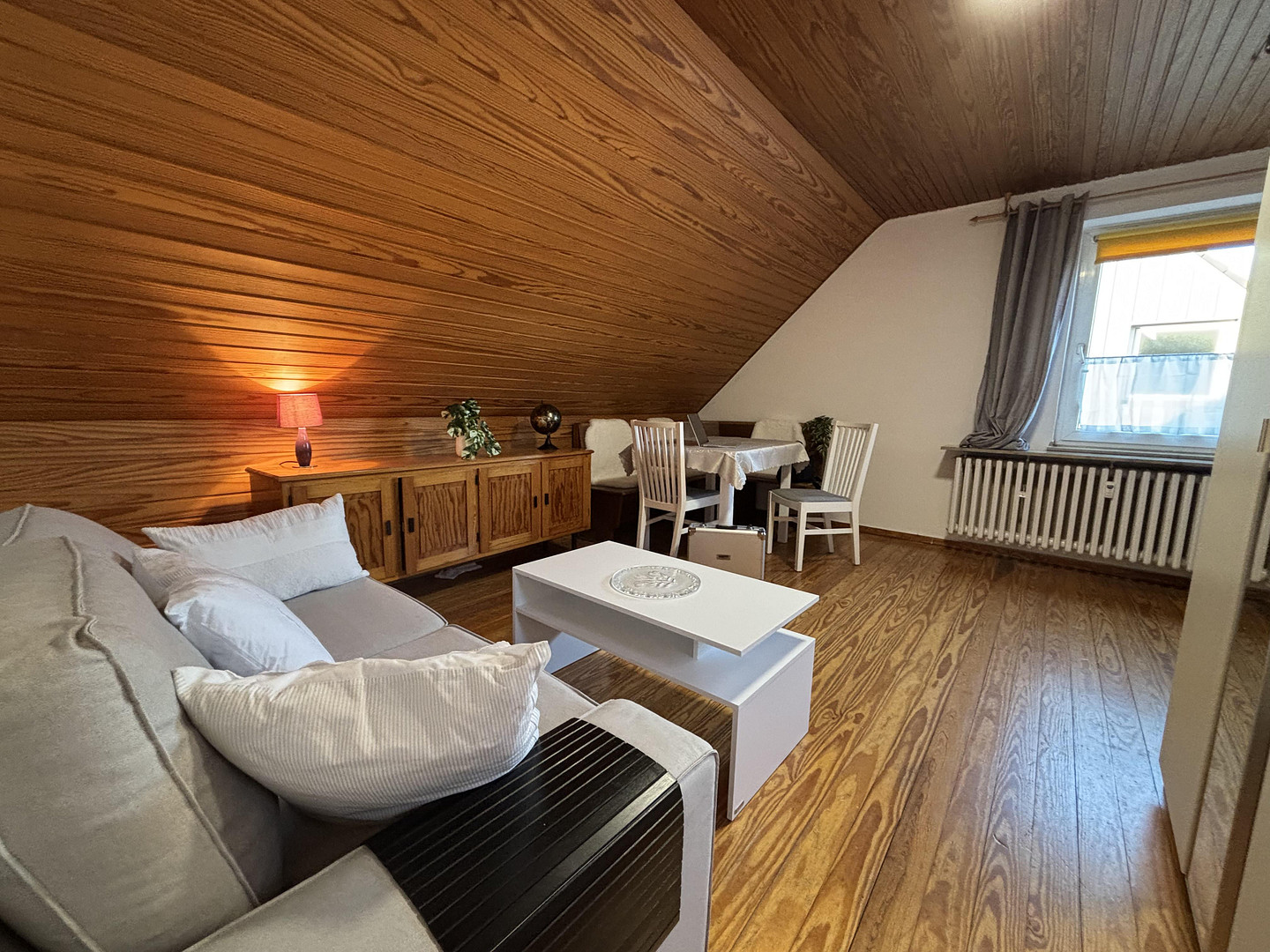 Dachgeschosswohnung löffelfertig 1ZiKüDB mit Einbauküche, voll möbliert – Mühlenbroicher Weg 143, 40472 Düsseldorf(Rath) – Vorschaubild 2