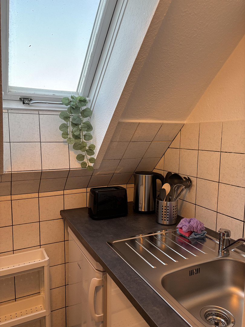Dachgeschosswohnung löffelfertig 1ZiKüDB mit Einbauküche, voll möbliert – Mühlenbroicher Weg 143, 40472 Düsseldorf(Rath) – Vorschaubild 12