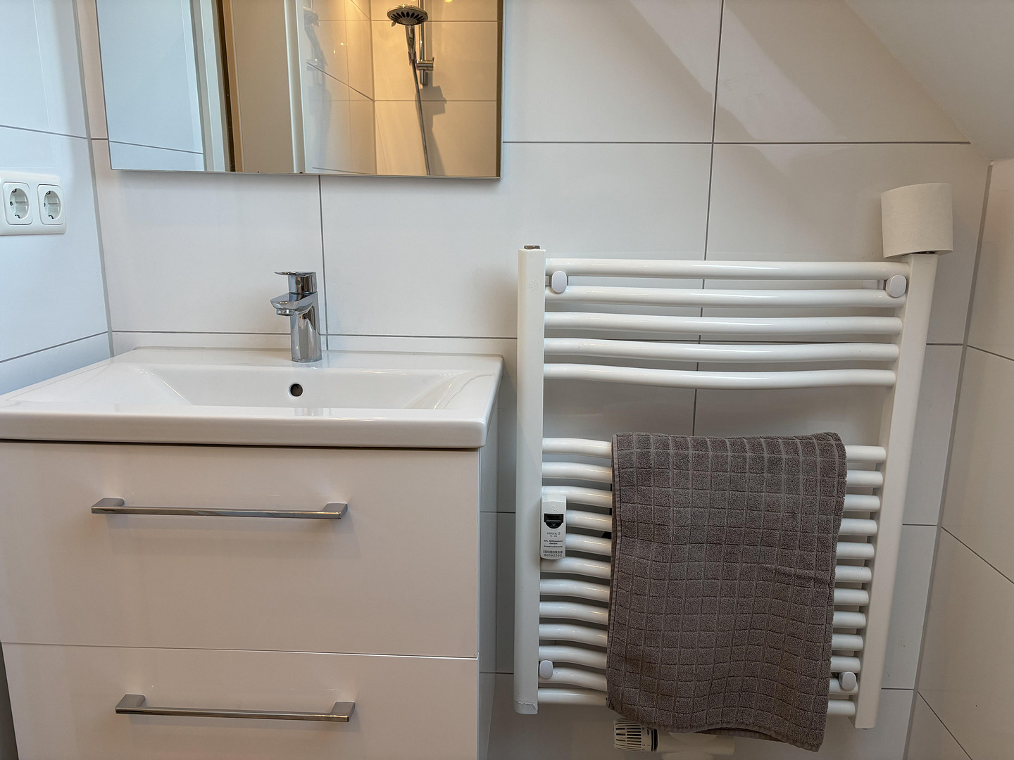 Dachgeschosswohnung löffelfertig 1ZiKüDB mit Einbauküche, voll möbliert – Mühlenbroicher Weg 143, 40472 Düsseldorf(Rath) – Vorschaubild 7