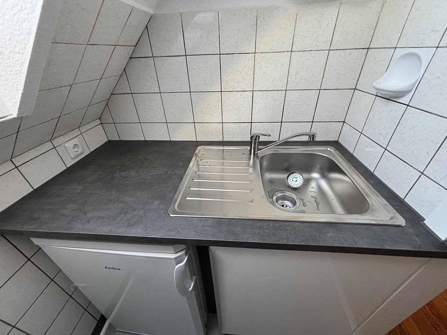 Dachgeschosswohnung löffelfertig 1ZiKüDB mit Einbauküche, voll möbliert – Mühlenbroicher Weg 143, 40472 Düsseldorf(Rath) – Vorschaubild 17