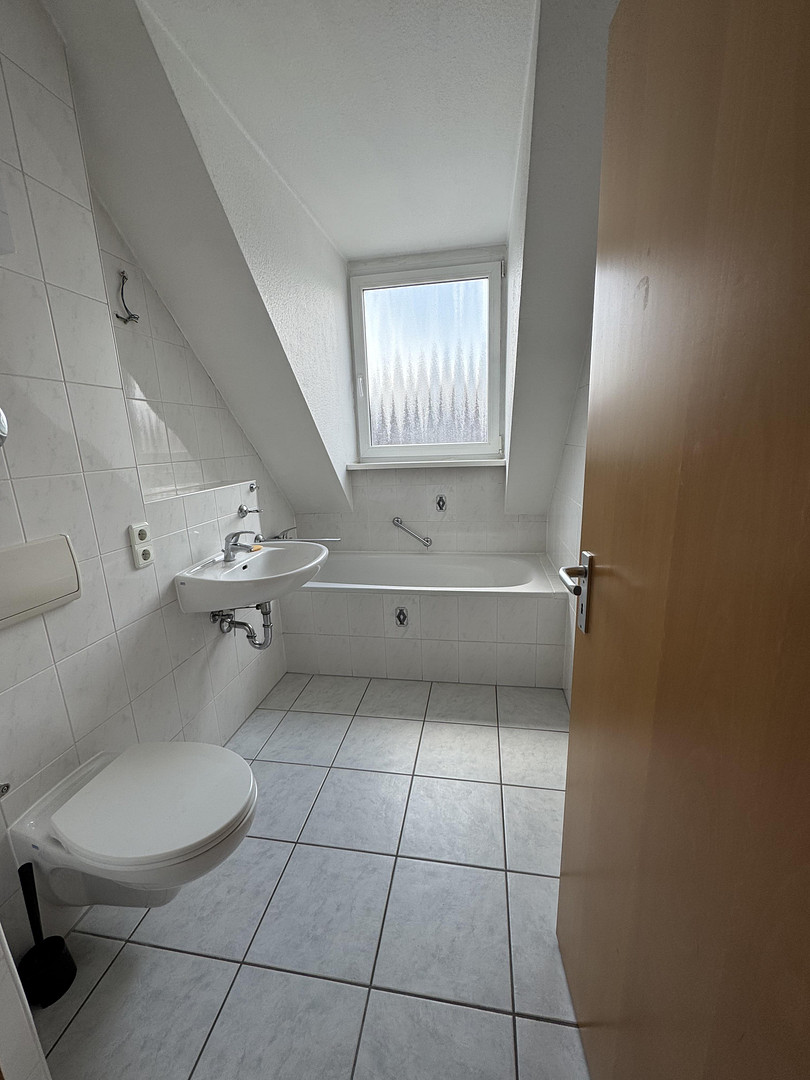 stilvolle 2-Zimmer-DG-Wohnung mit beeindruckender Raumhöhe - zentral in Mz-Kastel, von privat – Admiral-Scheer-Str. 11, 55252 Mainz-Kastel – Vorschaubild 7