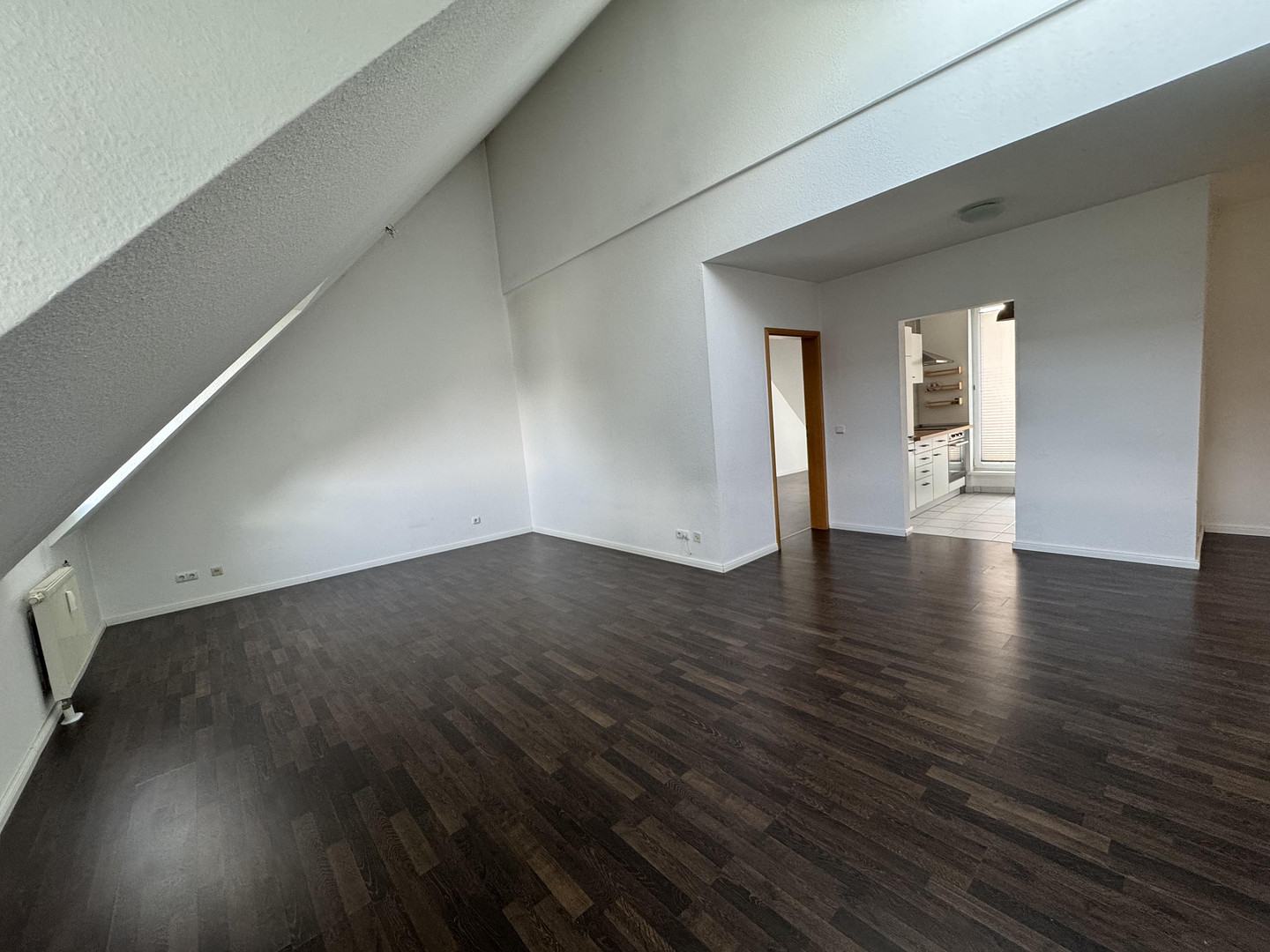 stilvolle 2-Zimmer-DG-Wohnung mit beeindruckender Raumhöhe - zentral in Mz-Kastel, von privat