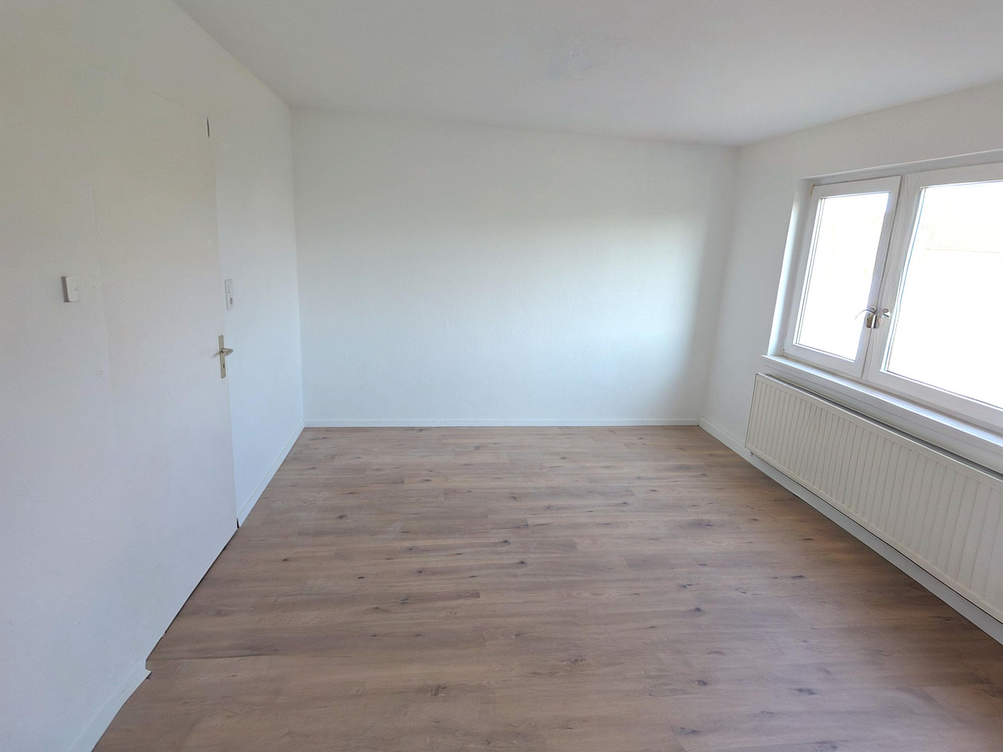 frisch renovierte 2-Zimmer-Wohnung mit neuer Einbauküche in Mannheim-Lindenhof – Mannheim Lindenhof(Neckarau) – Vorschaubild 2