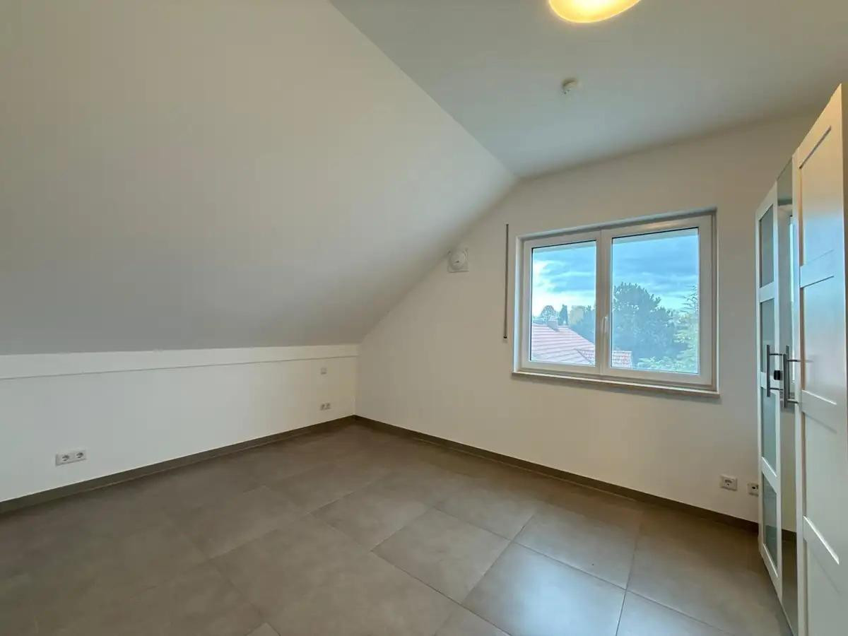 Hochwertige und neuwertige 2-Zimmer-Dachgeschosswohnung mit Einbauküche – Ingolstadt(Haunwöhr) – Vorschaubild 2