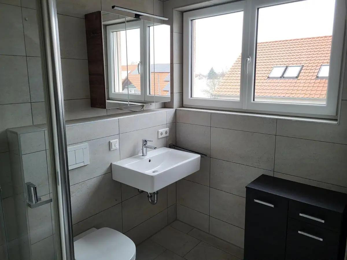 Hochwertige und neuwertige 2-Zimmer-Dachgeschosswohnung mit Einbauküche – Ingolstadt(Haunwöhr) – Vorschaubild 3