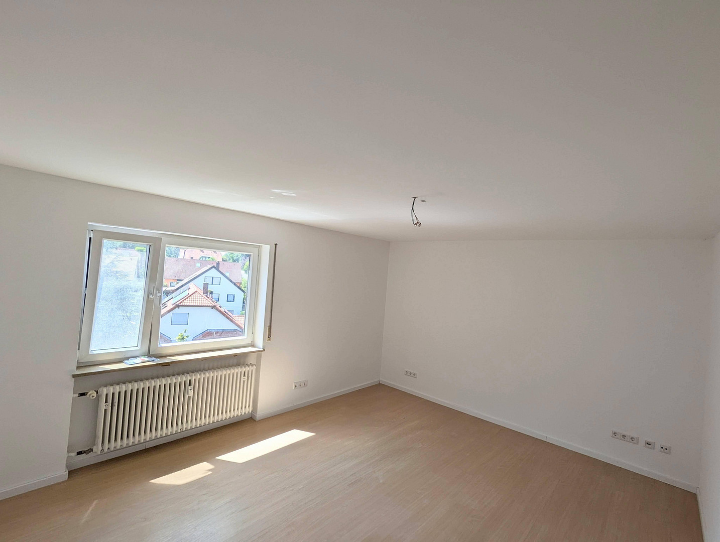 Einladung in dein/euer neues Zuhause (2 Zi, 6. Stock, Aufzug, Balkon, Stellplatz, EBK) – Bergstraße 59, 97076 Würzburg(Lengfeld) – Vorschaubild 2