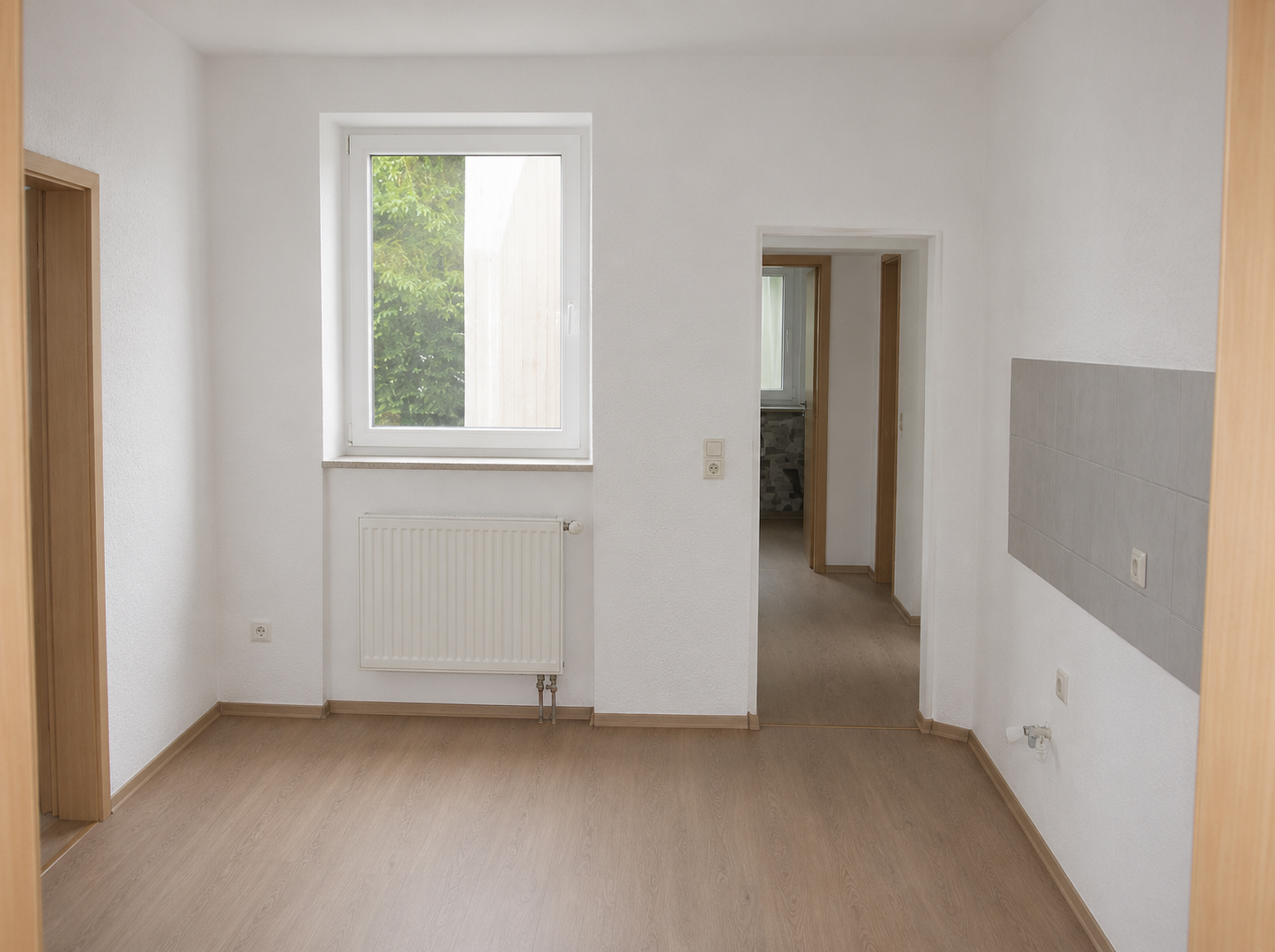 Jobcenter – جوب سنتر – Джобцентер – deine neue Wohnung ist fertig! – Haumannstraße 19, 42651 Solingen – Vorschaubild 3