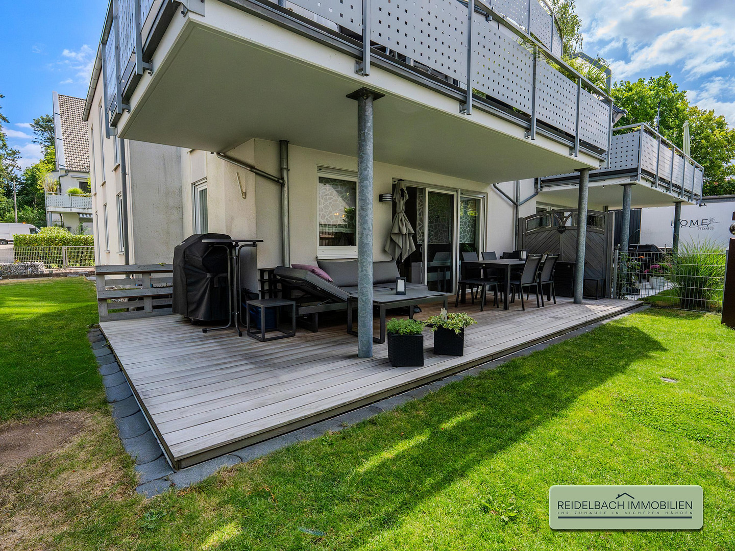 Erdgeschosswohnung mit großem Garten, sonniger Terrasse und zwei Tiefgaragenstellplätzen