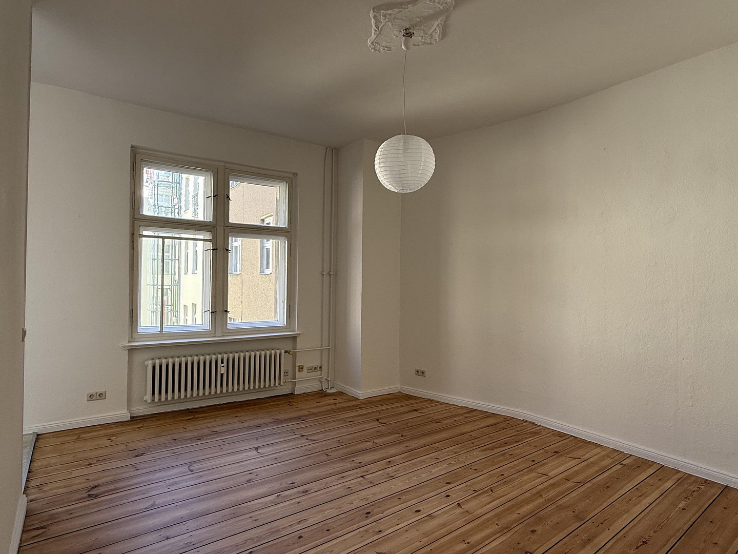 Helle bezugsfreie 1-Zimmer Altbauwohnung in der Nähe vom Schlosse Charlottenburg (provisionsfrei) – Mindener Straße 3, 10589 Berlin(Charlottenburg) – Vorschaubild 2