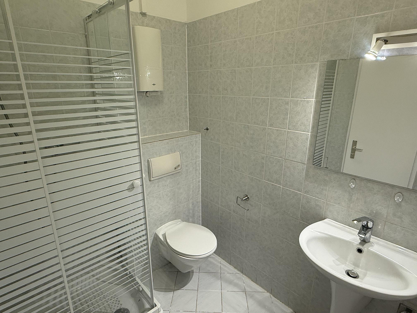 Helle bezugsfreie 1-Zimmer Altbauwohnung in der Nähe vom Schlosse Charlottenburg (provisionsfrei) – Mindener Straße 3, 10589 Berlin(Charlottenburg) – Vorschaubild 4