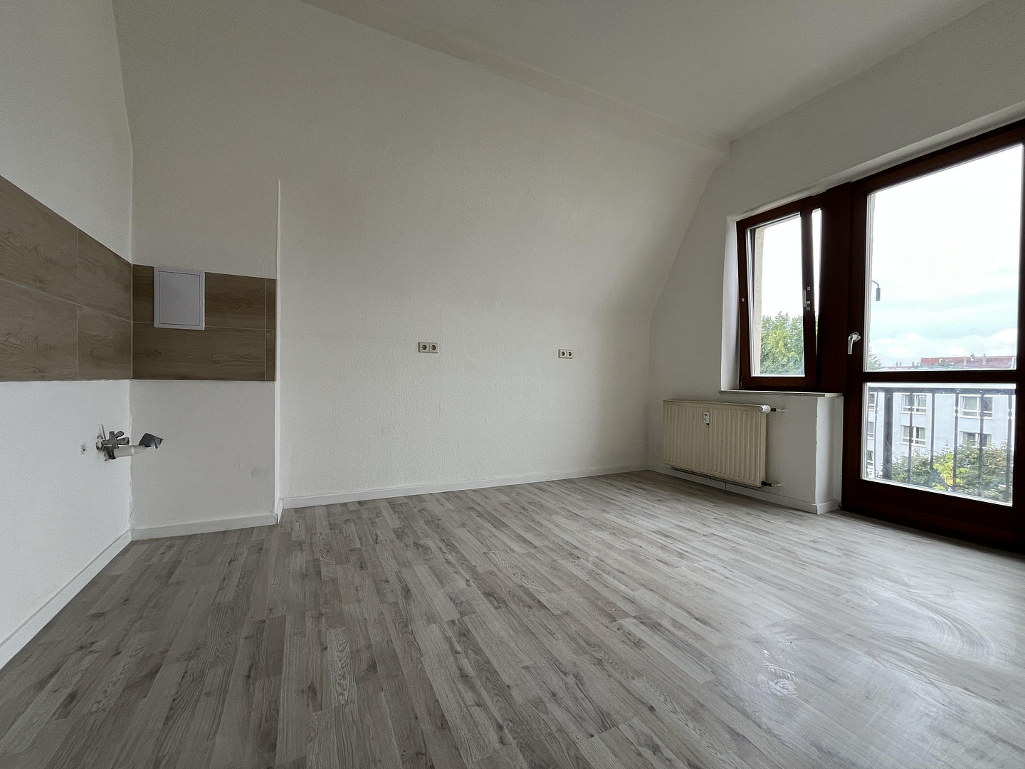 Erstbezug nach Sanierung - Großzügige 3-Raumwohnung in Zwickau-Nord im DG – Thomas-Mann-Straße 13, 8058 Zwickau – Vorschaubild 2