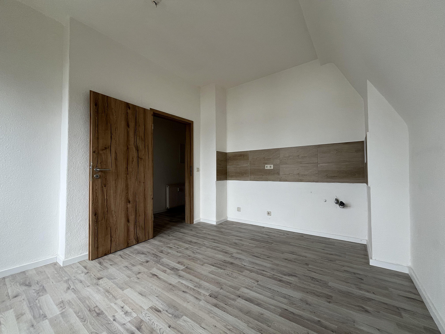 Erstbezug nach Sanierung - Großzügige 3-Raumwohnung in Zwickau-Nord im DG – Thomas-Mann-Straße 13, 8058 Zwickau – Vorschaubild 4