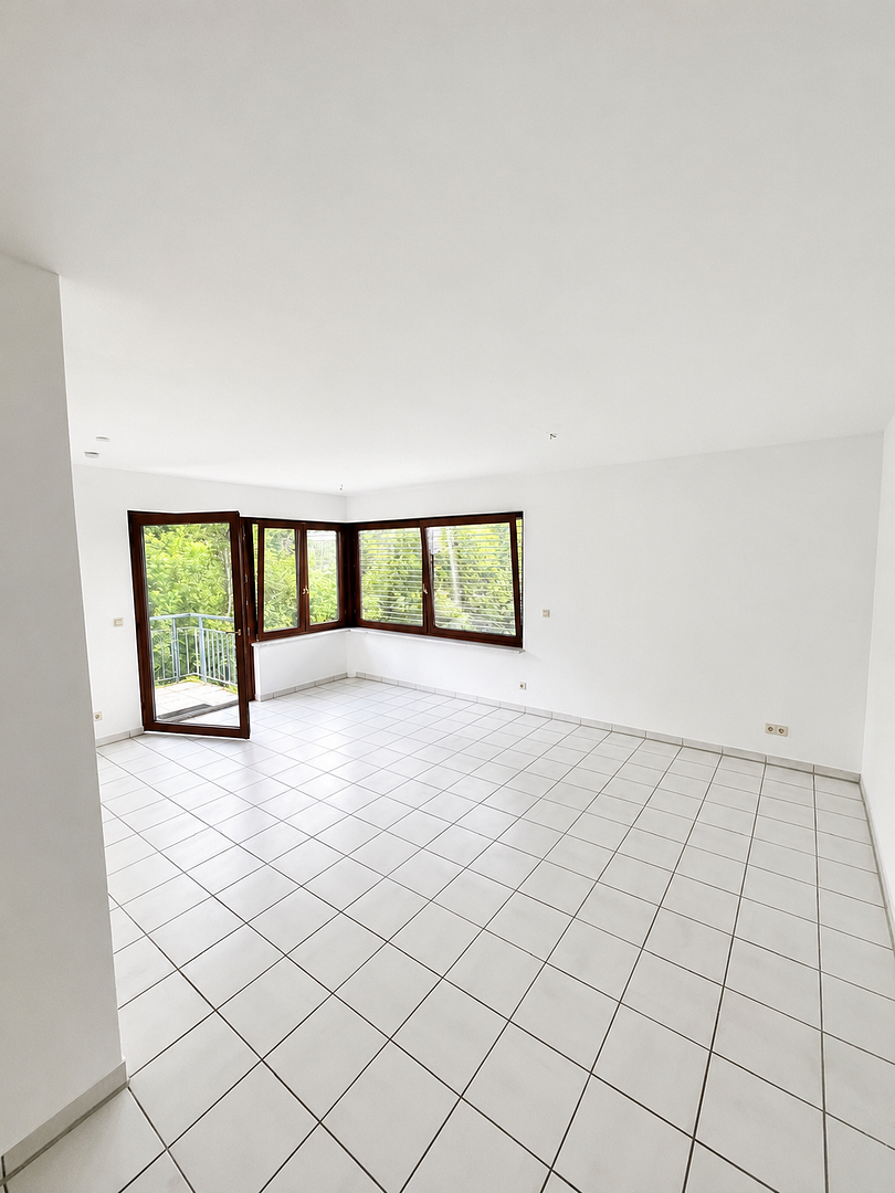 Renovierte 3-Zimmer Wohnung mit offenem Wohnkonzept, Weitblick und Garage – Pforzheim – Vorschaubild 3