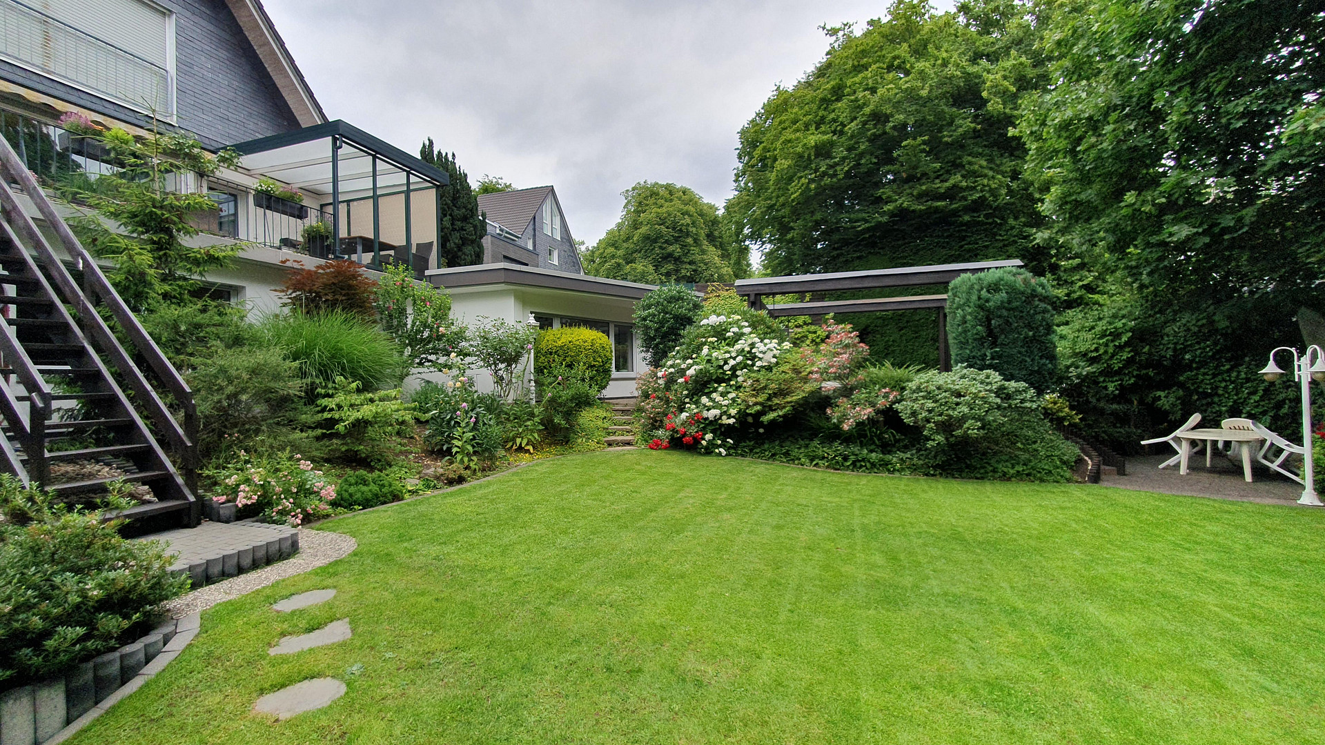 Freistehendes Einfamilienhaus mit Einliegerwohnung, Pool und großem Garten in Remscheid Süd – Remscheid – Vorschaubild 7