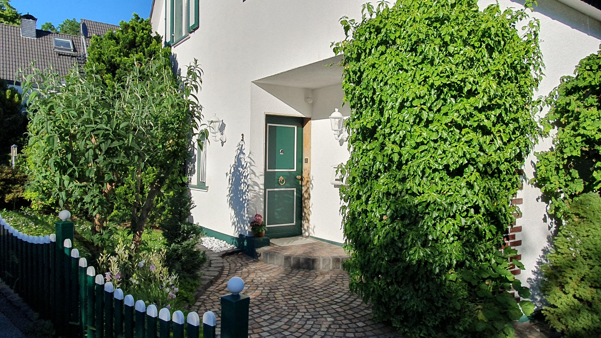Freistehendes Einfamilienhaus mit Einliegerwohnung, Pool und großem Garten in Remscheid Süd – Remscheid – Vorschaubild 2