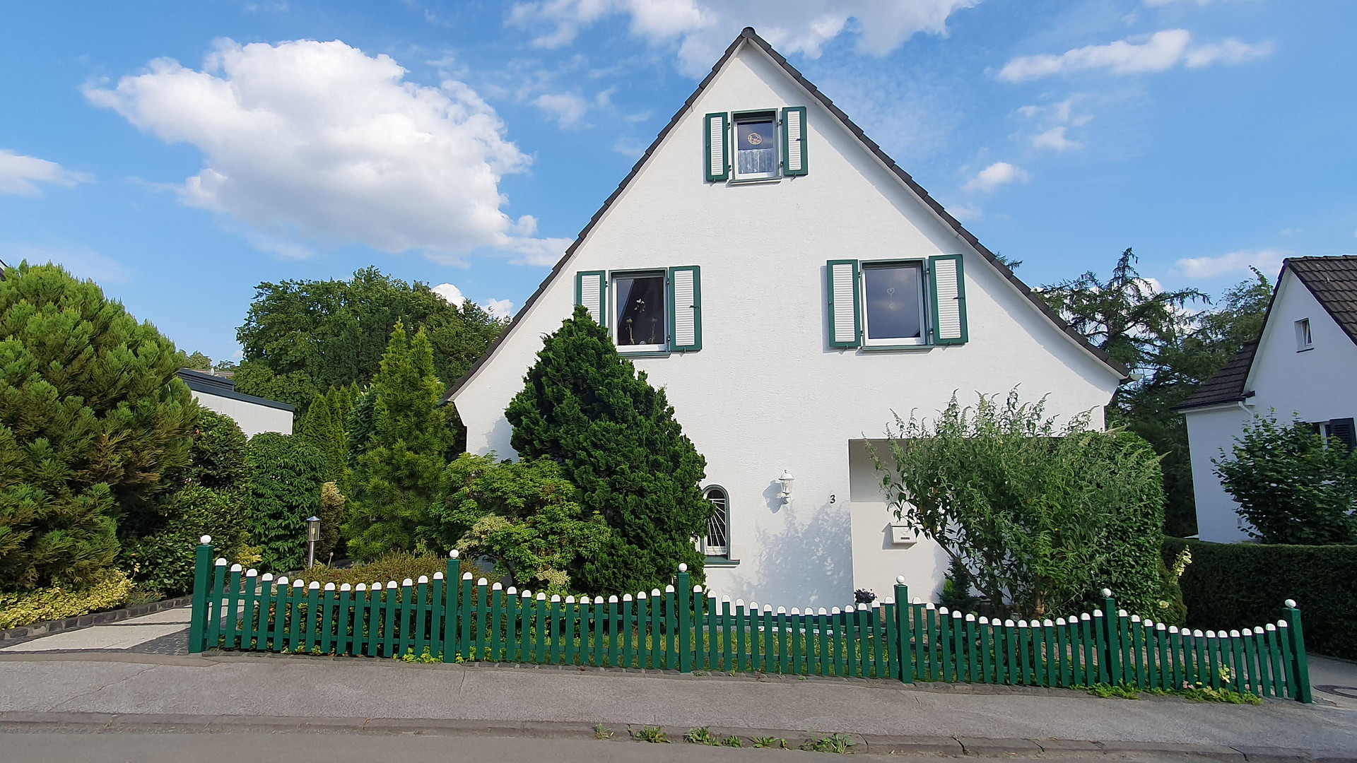 Freistehendes Einfamilienhaus mit Einliegerwohnung, Pool und großem Garten in Remscheid Süd