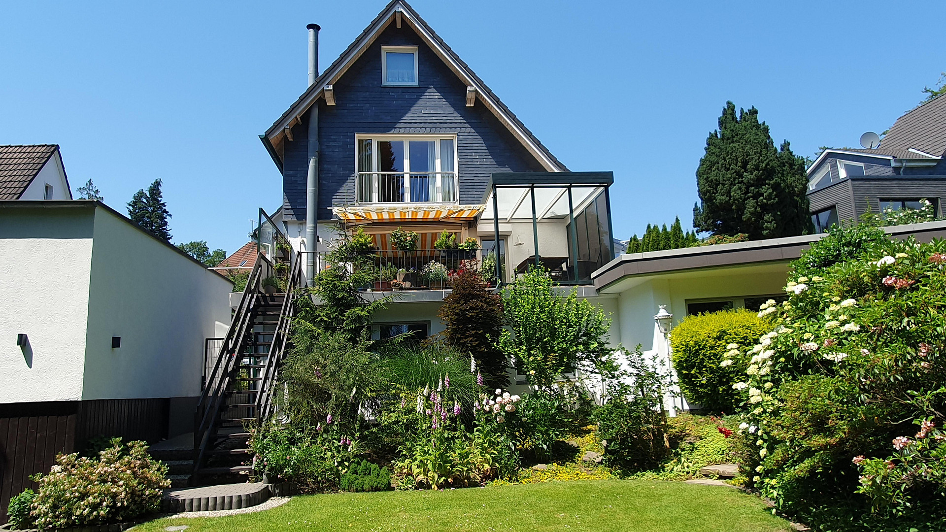 Freistehendes Einfamilienhaus mit Einliegerwohnung, Pool und großem Garten in Remscheid Süd – Remscheid – Vorschaubild 6