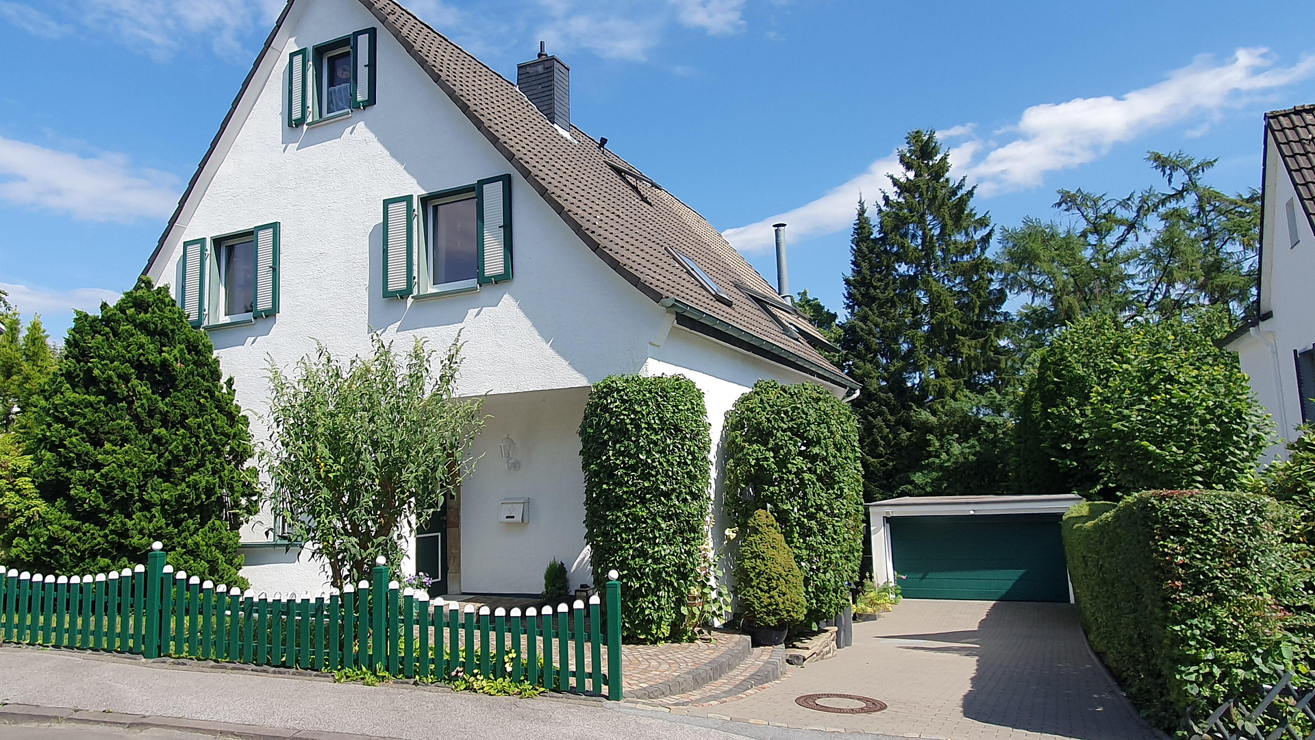 Freistehendes Einfamilienhaus mit Einliegerwohnung, Pool und großem Garten in Remscheid Süd – Remscheid – Vorschaubild 3