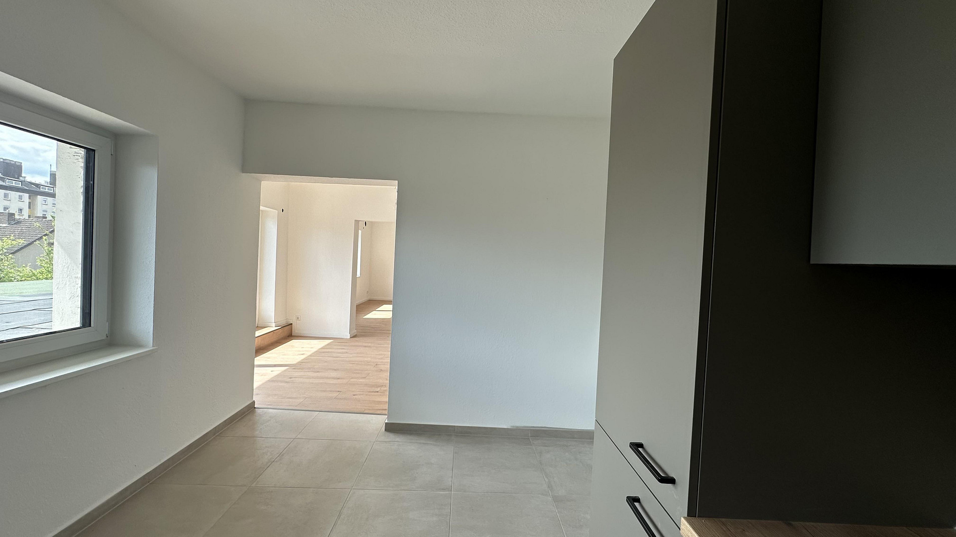 Moderne 4-Zimmer-Wohnung mit großer Dachterrasse, Einbauküche und Stellplatz – Österreicher Weg 27, 33102 Paderborn – Vorschaubild 4