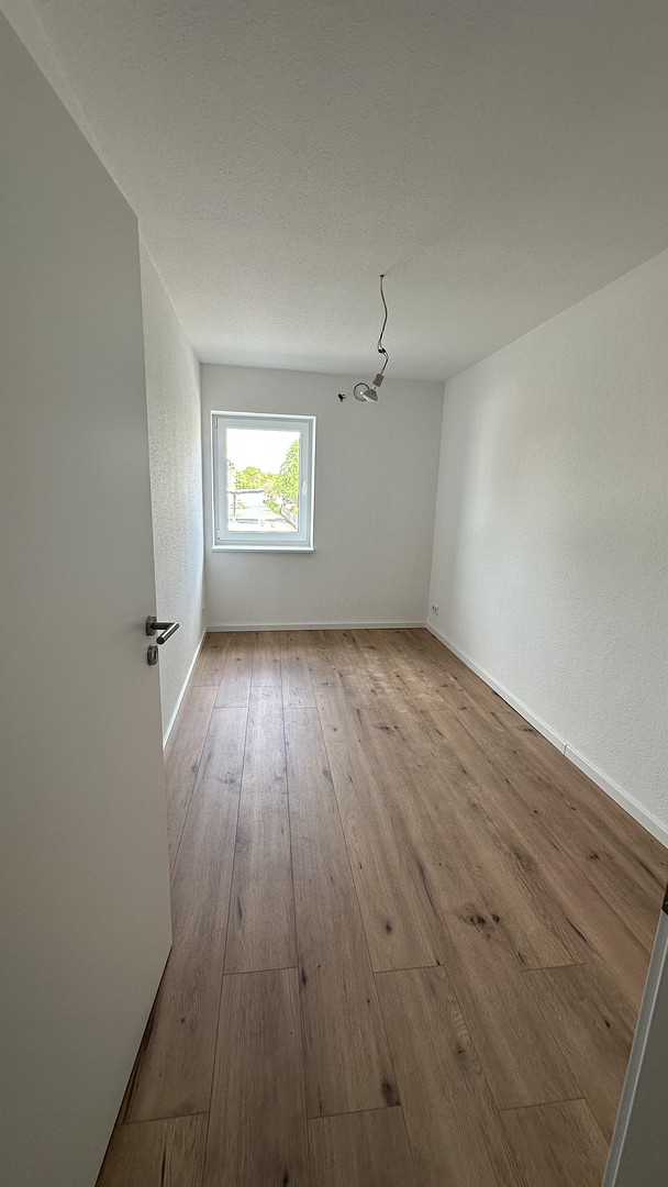 Moderne 4-Zimmer-Wohnung mit großer Dachterrasse, Einbauküche und Stellplatz – Österreicher Weg 27, 33102 Paderborn – Vorschaubild 12