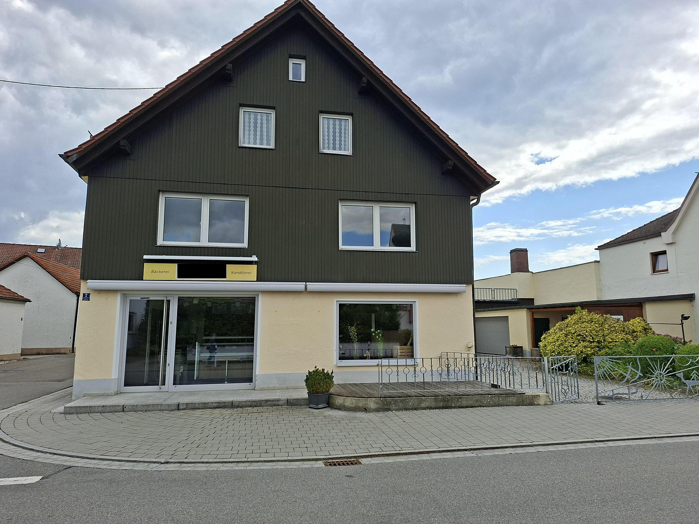 Wohn-/Geschäftshaus mit 2 Wohneinheiten, ehem. Bäckereifachgeschäft und Gewerbe-/Nutzflächen – Tassilostraße 7, 85126 Münchsmünster – Vorschaubild 2