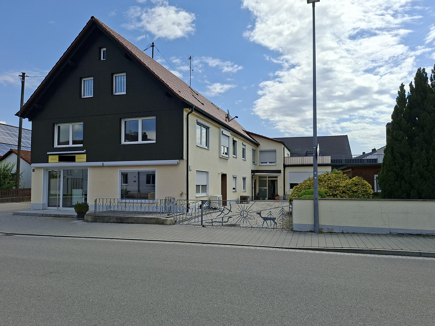 Wohn-/Geschäftshaus mit 2 Wohneinheiten, ehem. Bäckereifachgeschäft und Gewerbe-/Nutzflächen