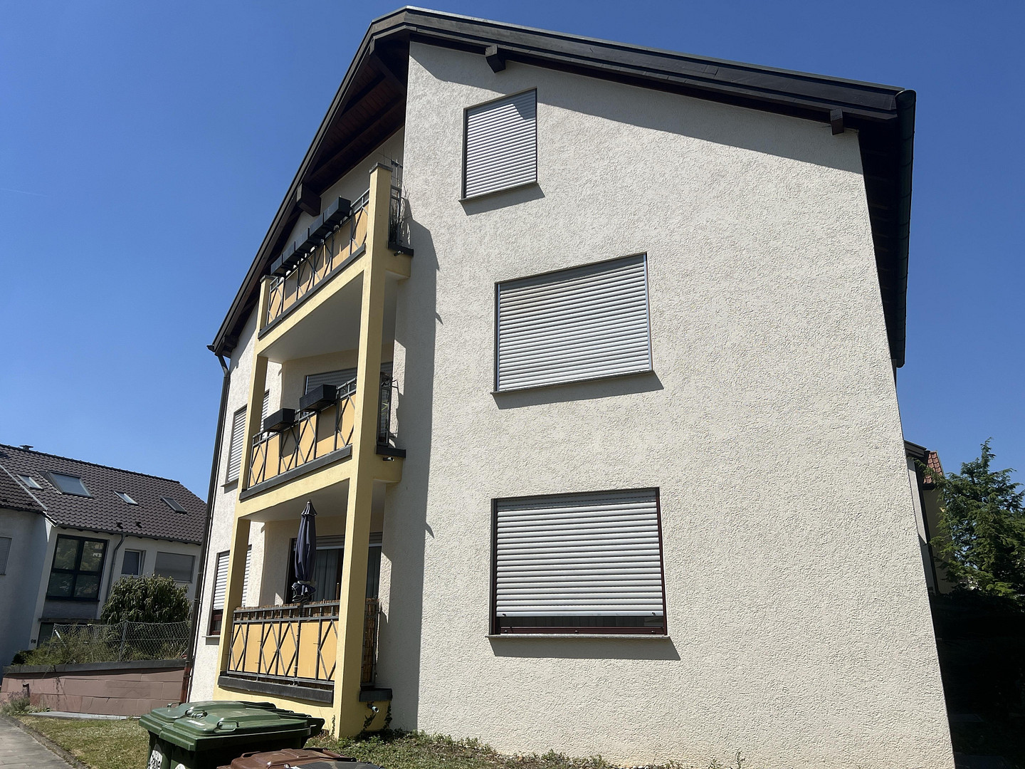 Porsche praktisch vor der Haustür: 3-Zimmer Wohnung mit zwei Balkonen und Tiefgaragenstellplatz – Wollinstraße 96, 70439 Stuttgart(Zuffenhausen) – Vorschaubild 3
