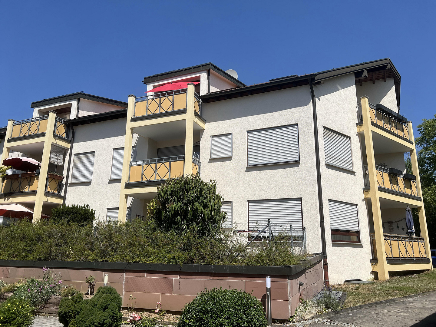Porsche praktisch vor der Haustür: 3-Zimmer Wohnung mit zwei Balkonen und Tiefgaragenstellplatz – Wollinstraße 96, 70439 Stuttgart(Zuffenhausen) – Vorschaubild 2