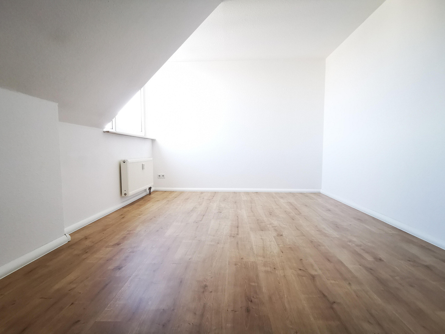 Moderne 3-Zimmer-Wohnung mit neuer Einbauküche, Loggia & Tiefgaragenstellplatz in Schlosschemnitz – Arthur-Bretschneider-Strasse 13, 9113 Chemnitz(Schloßchemnitz) – Vorschaubild 3