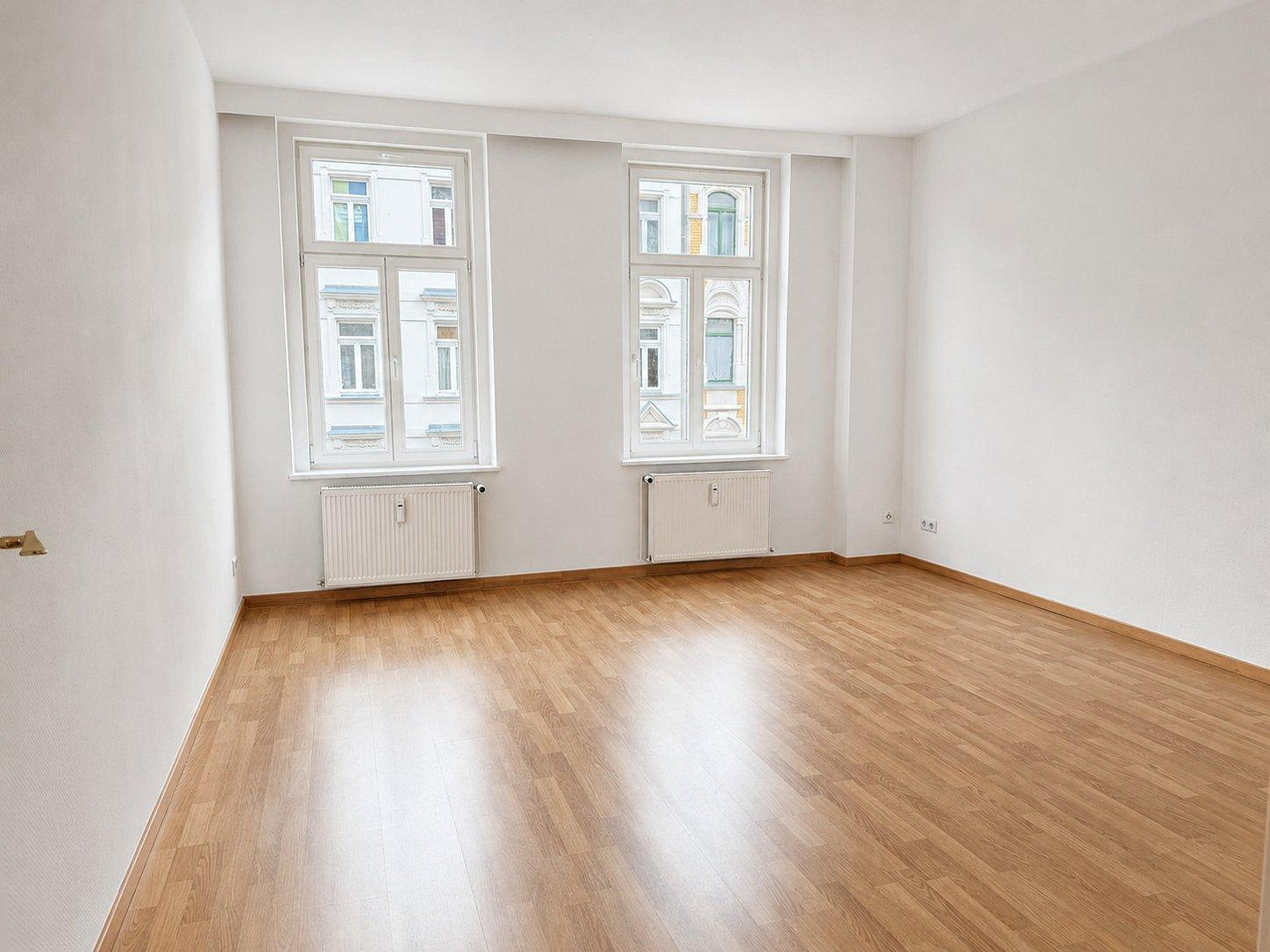 Bezugsfreier Gründerzeit-Altbau mit neuen Holzfenstern und saniertem Treppenhaus von 2025 – Leipzig(Kleinzschocher) – Vorschaubild 2