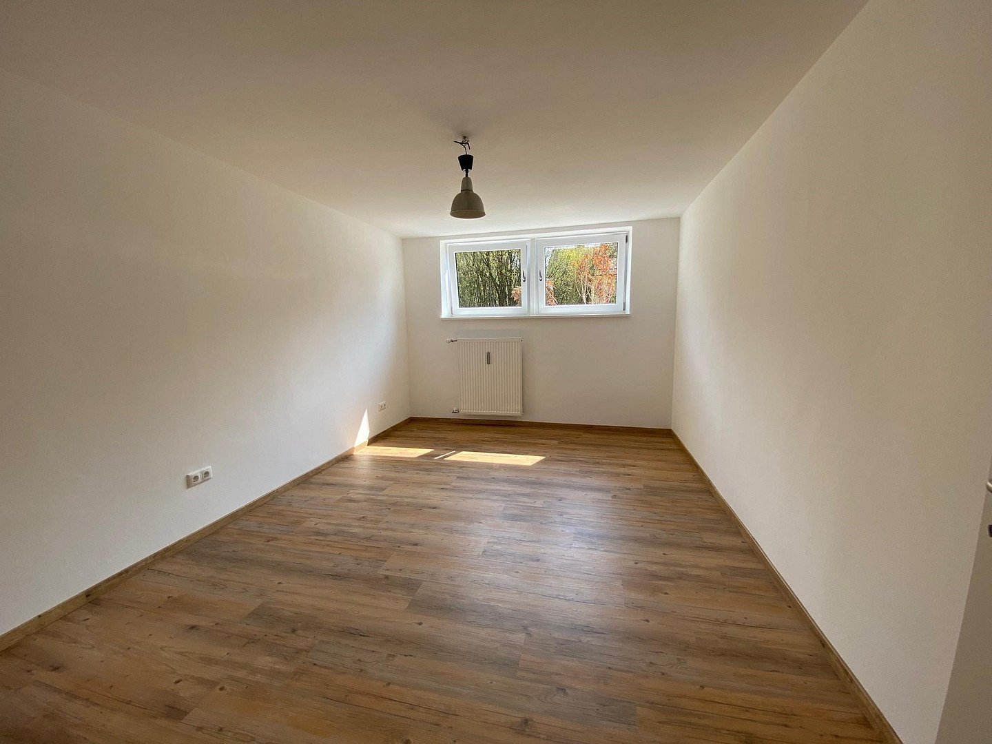Moderne 3-Zimmer-Wohnung mit Einbauküche, Tageslichtbad und Gartennutzung in Regensburg – Regensburg(Weichs) – Vorschaubild 9