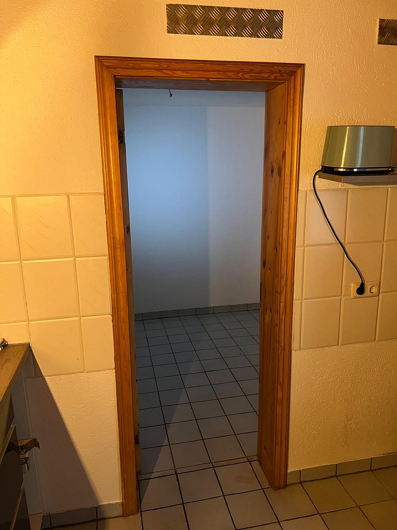 Gepflegte 2-Raum-Erdgeschoss-Maisonette-Wohnung mit Einbauküche in Mönchengladbach – Roermonder Strasse 279, 41068 Mönchengladbach(Venn) – Vorschaubild 2