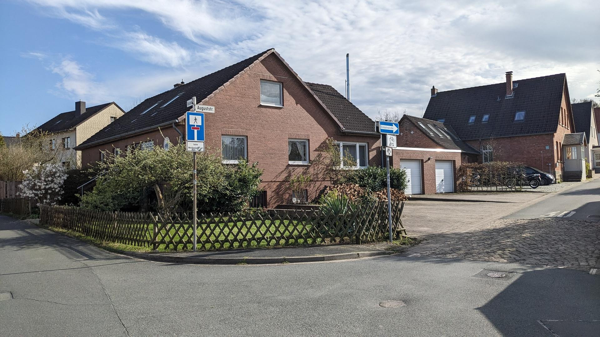 Freistehendes EFH mit Einliegerwohnung, Doppelgarage & großem Grundstück
