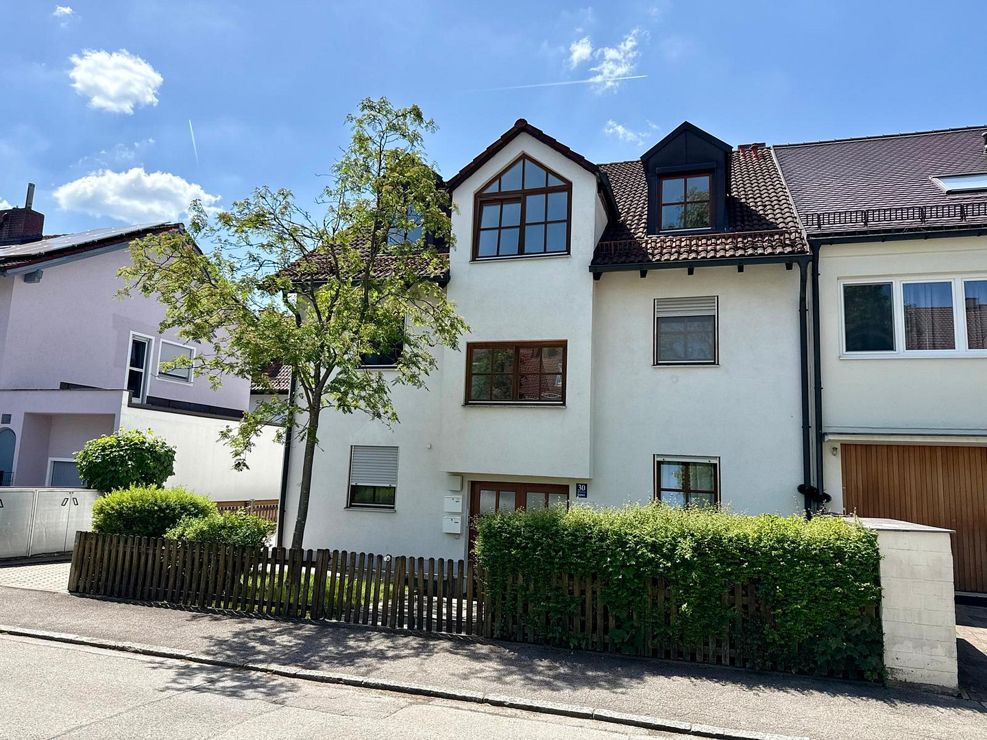 Exklusive Dachgeschosswohnung in Alleinlage – 2 Balkone - 2 Bäder – Reginastrasse 30, 81827 München(Trudering) – Vorschaubild 2