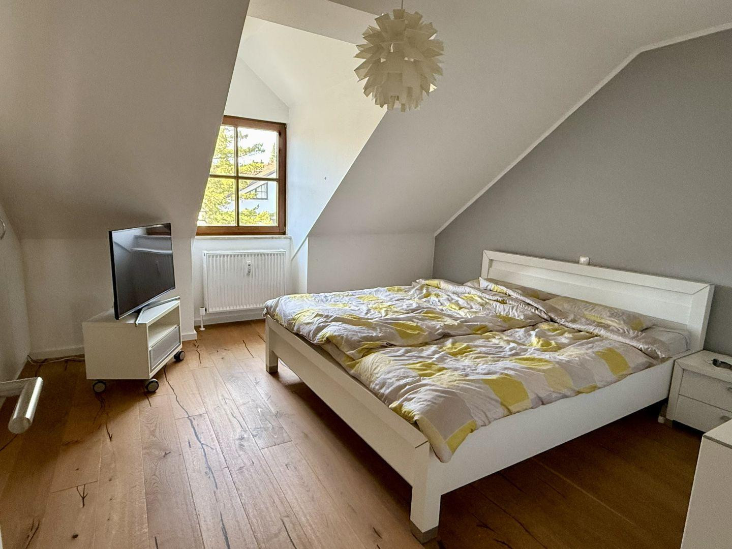 Exklusive Dachgeschosswohnung in Alleinlage – 2 Balkone - 2 Bäder – Reginastrasse 30, 81827 München(Trudering) – Vorschaubild 13
